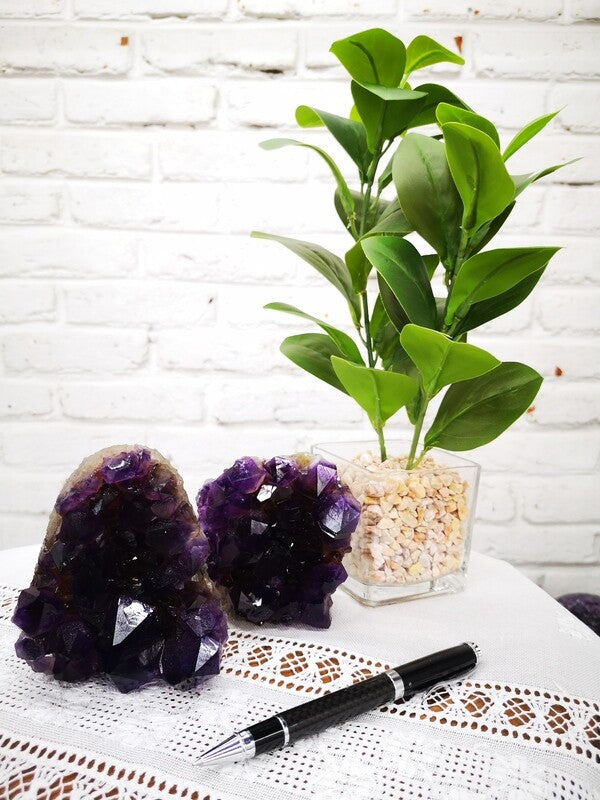 Paired amethyst fragments without basalt